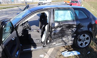 Der Audi ist an der linken Seite stark beschädigt worden. - Polizei Höxter Der Audi ist an der linken Seite stark beschädigt worden. - Polizei Höxter