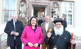 Bürgermeister Daniel Hartmann, Regierungspräsidentin Anna Katharina Bölling und MdL Matthias Goeken gratulieren dem koptischen Generalbischof Anba Damian zum 30-jährigen Klosterbestehen. - Burkhard Battran Bürgermeister Daniel Hartmann, Regierungspräsidentin Anna Katharina Bölling und MdL Matthias Goeken gratulieren dem koptischen Generalbischof Anba Damian zum 30-jährigen Klosterbestehen. - Burkhard Battran