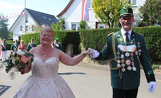 Das charmante Königspaar Udo Klaus und Beatrix Weskamp führt die St.-Vitus-Gilde an. - Burkhard Battran Das charmante Königspaar Udo Klaus und Beatrix Weskamp führt die St.-Vitus-Gilde an. - Burkhard Battran