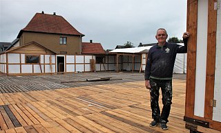 Manfred Schröder an der Stelle, an dem in diesem Jahr der "Ahler Lichterglanz" stattfinden soll. Die Paletten sind schon verlegt, viele Buden stehen bereits. - Meiko Haselhorst Manfred Schröder an der Stelle, an dem in diesem Jahr der "Ahler Lichterglanz" stattfinden soll. Die Paletten sind schon verlegt, viele Buden stehen bereits. - Meiko Haselhorst