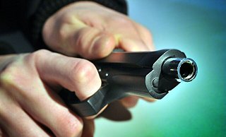 Mit einer Softair-Pistole wurde auf mehrere Personen geschossen. - Symbolfoto: Andreas Frücht Mit einer Softair-Pistole wurde auf mehrere Personen geschossen. - Symbolfoto: Andreas Frücht