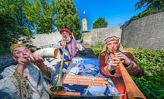 Dr. Bombastus (Lutz Jahr), der Bastard des Fürsten von Ravensburg, Johannes Faget und Gewürzkrämerin Elke Osterhaus freuen sich bei strahlendem Sonnenschein auf das Sparrenburgfest 2024. - Andreas Zobe Dr. Bombastus (Lutz Jahr), der Bastard des Fürsten von Ravensburg, Johannes Faget und Gewürzkrämerin Elke Osterhaus freuen sich bei strahlendem Sonnenschein auf das Sparrenburgfest 2024. - Andreas Zobe