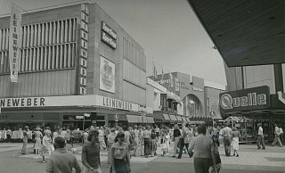 Eine Ansicht aus dem Jahr 1983: links Leineweber, hinten Horten, rechts Quelle – und aufgenommen wurde das Foto aus Richtung Karstadt. - Stadtarchiv Eine Ansicht aus dem Jahr 1983: links Leineweber, hinten Horten, rechts Quelle – und aufgenommen wurde das Foto aus Richtung Karstadt. - Stadtarchiv