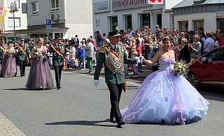 Das Königspaar Christopher und Isabel Eusterholz begeistert die Zuschauer beim Schützenfest in Elsen. - Dana Stoll Das Königspaar Christopher und Isabel Eusterholz begeistert die Zuschauer beim Schützenfest in Elsen. - Dana Stoll