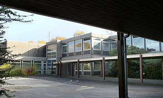 Die Stadt plant ein neues Wohnquartier auf dem Gelände der früheren Hauptschule in Elverdissen und dem dahinter liegenden Acker. - Frank-Michael Kiel-Steinkamp Die Stadt plant ein neues Wohnquartier auf dem Gelände der früheren Hauptschule in Elverdissen und dem dahinter liegenden Acker. - Frank-Michael Kiel-Steinkamp