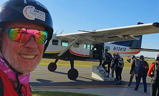 Der Paderborner Tom Brand vor dem Einstieg in den Flieger zum Weltrekordversuch im Fallschirm-Formationsflug. - Tom Brand Der Paderborner Tom Brand vor dem Einstieg in den Flieger zum Weltrekordversuch im Fallschirm-Formationsflug. - Tom Brand