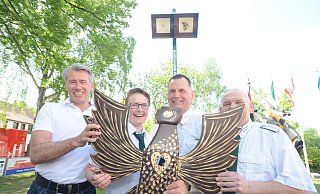 Gute Laune am Adlerstand: Die Rahdener Schützengilde feierte 2019 ihr 175. Jubiläum, heuer steht der 180. Geburtstag an. Horst Fahrmeyer (3. v. l.) wurde 2019 Jubiläumskönig und Kaiser der Rahdener Schützengilde - und blieb das vier Jahre lang. Ihm gratulierten damals auch Bürgermeister Bert Honsel, Vizekönigin Yvonne Beischer und Torsten Wiefhoff. - Joern Spreen-Ledebur Gute Laune am Adlerstand: Die Rahdener Schützengilde feierte 2019 ihr 175. Jubiläum, heuer steht der 180. Geburtstag an. Horst Fahrmeyer (3. v. l.) wurde 2019 Jubiläumskönig und Kaiser der Rahdener Schützengilde - und blieb das vier Jahre lang. Ihm gratulierten damals auch Bürgermeister Bert Honsel, Vizekönigin Yvonne Beischer und Torsten Wiefhoff. - Joern Spreen-Ledebur