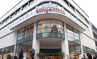 Das Angebot im Modehaus Klingenthal soll in Zukunft ausgeweitet werden und das Geschäft so attraktiver machen. - Holger Kosbab Das Angebot im Modehaus Klingenthal soll in Zukunft ausgeweitet werden und das Geschäft so attraktiver machen. - Holger Kosbab