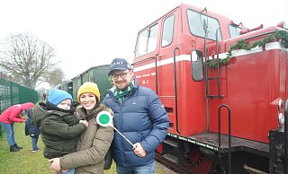 Lex (2) unternahm an Heiligabend seine erste Bahnfahrt und wurde von seinen Eltern Loretta und Jannik Schimschal begleitet. - Joern Spreen-Ledebur Lex (2) unternahm an Heiligabend seine erste Bahnfahrt und wurde von seinen Eltern Loretta und Jannik Schimschal begleitet. - Joern Spreen-Ledebur