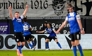 Kaito Mizuta (Nummer 25) und Mael Corboz bejublen Arminias späten 2:1 Siegtreffer in Sandhausen. - IMAGO/foto2press Kaito Mizuta (Nummer 25) und Mael Corboz bejublen Arminias späten 2:1 Siegtreffer in Sandhausen. - IMAGO/foto2press