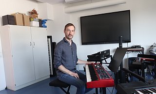 Björn Bockfeld im Unterrichtsraum am Keyboard. - Judith Gladow Björn Bockfeld im Unterrichtsraum am Keyboard. - Judith Gladow