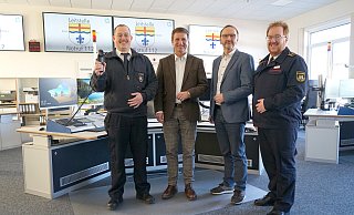Daniel Wulf (Leiter der Kreisleitstelle; v. l.), Landrat Michael Stickeln, Matthias Kämpfer (Leiter des Fachbereichs für Öffentliche Sicherheit beim Kreis), Stefan Nostitz (Leiter der Abteilung Feuer-, Katastrophen- und Zivilschutz beim Kreis). - Kreis Höxter Daniel Wulf (Leiter der Kreisleitstelle; v. l.), Landrat Michael Stickeln, Matthias Kämpfer (Leiter des Fachbereichs für Öffentliche Sicherheit beim Kreis), Stefan Nostitz (Leiter der Abteilung Feuer-, Katastrophen- und Zivilschutz beim Kreis). - Kreis Höxter