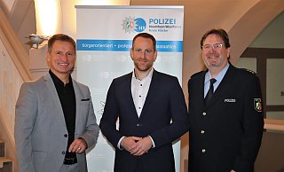 Behördenleiter Landrat Michael Stickeln (l.) und der Abteilungsleiter Polizei, Polizeidirektor Christian Brenski, (r.) begrüßen Kriminalrat Daniel Vogel in Höxter. - Polizei Höxter Behördenleiter Landrat Michael Stickeln (l.) und der Abteilungsleiter Polizei, Polizeidirektor Christian Brenski, (r.) begrüßen Kriminalrat Daniel Vogel in Höxter. - Polizei Höxter