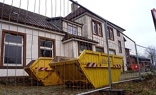 Die Baustelle ist eingerichtet: Die Entkernungsarbeiten am Bahnhof Bruchmühlen sind gestartet. - Niklas Krämer Die Baustelle ist eingerichtet: Die Entkernungsarbeiten am Bahnhof Bruchmühlen sind gestartet. - Niklas Krämer