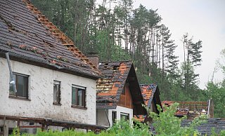 Abgedeckte Hausdächer nach Tornado in Lütmarsen: Nicht alle Schäden sind 40 Tage nach der Katstrophe repariert. Es fehlt neben Dachziegeln auch an Handwerkerterminen. - David Schellenberg Abgedeckte Hausdächer nach Tornado in Lütmarsen: Nicht alle Schäden sind 40 Tage nach der Katstrophe repariert. Es fehlt neben Dachziegeln auch an Handwerkerterminen. - David Schellenberg