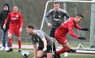 Für die Kicker des VfB Fichte, hier gegen den TuS Tengern (graue Trikots) ging es bisher mehr ab als auf. - Uwe Kleinschmidt Für die Kicker des VfB Fichte, hier gegen den TuS Tengern (graue Trikots) ging es bisher mehr ab als auf. - Uwe Kleinschmidt