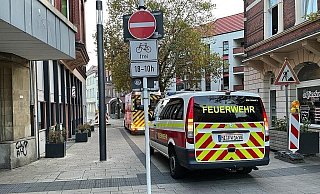 Da die CO-Melder der Rettungskräfte einen erhöhten Kohlenmonoxidgehalt feststellten, wurde auch die Feuerwehr verständigt. - Nadine Schwan Da die CO-Melder der Rettungskräfte einen erhöhten Kohlenmonoxidgehalt feststellten, wurde auch die Feuerwehr verständigt. - Nadine Schwan