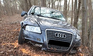 Das Auto kam in der Böschung zum Stillstand. - Polizei Minden-Lübbecke Das Auto kam in der Böschung zum Stillstand. - Polizei Minden-Lübbecke