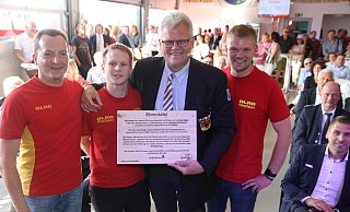Als Auszeichnung für sein unermüdliches Engagement erhielt Dirk Kleeschulte (3. v. r.) von seinen Mitstreitern (v. l.) Andreas Schwarz, Josef Wellen und Finn Kleeschulte eine Ehrentafel, die ans Gebäude angebracht wird. - Johannes Büttner Als Auszeichnung für sein unermüdliches Engagement erhielt Dirk Kleeschulte (3. v. r.) von seinen Mitstreitern (v. l.) Andreas Schwarz, Josef Wellen und Finn Kleeschulte eine Ehrentafel, die ans Gebäude angebracht wird. - Johannes Büttner