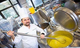 Maher Qusim an den riesigen, bis zu 500 Liter fassenden Töpfen in der Großküche des Klinikums Mitte. - Mike-Dennis Müller / www.mdm.photo Maher Qusim an den riesigen, bis zu 500 Liter fassenden Töpfen in der Großküche des Klinikums Mitte. - Mike-Dennis Müller / www.mdm.photo