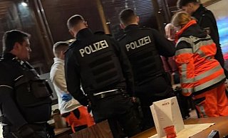 Polizeibeamte und Notfallsanitäter kümmern sich im Lokal um den verletzten Mann. Die Täter sind bereits geflüchtet. - privat Polizeibeamte und Notfallsanitäter kümmern sich im Lokal um den verletzten Mann. Die Täter sind bereits geflüchtet. - privat