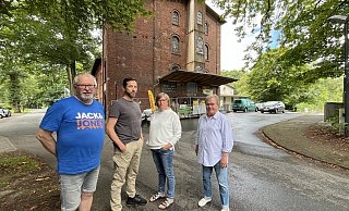 Anlieger Siegfried Friese (v.l.), möchte zusammen mit Oliver Mruk, Monika Kellner und Heidi Schappler erreichen, dass die Straße Am Parkbad nicht mehr illegal als Ausweichstrecke für die gesperrte Buschstraße herhalten muss. - Matthias Gans Anlieger Siegfried Friese (v.l.), möchte zusammen mit Oliver Mruk, Monika Kellner und Heidi Schappler erreichen, dass die Straße Am Parkbad nicht mehr illegal als Ausweichstrecke für die gesperrte Buschstraße herhalten muss. - Matthias Gans