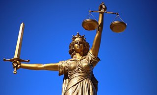 Justitia hat abgewogen - und das Leben des Polizeibeamten, das er junge Angeklagte aufs Spiel setzte, wog schwer. - Pixabay Justitia hat abgewogen - und das Leben des Polizeibeamten, das er junge Angeklagte aufs Spiel setzte, wog schwer. - Pixabay