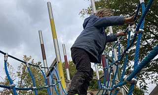 So funktioniert's: Mit seitlichem Gang und nur einem Halteseil bewältigt unser Tester auch den Übergang zwischen den Türmen. - Felix Eisele So funktioniert's: Mit seitlichem Gang und nur einem Halteseil bewältigt unser Tester auch den Übergang zwischen den Türmen. - Felix Eisele