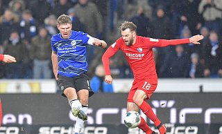 2020 waren sie noch Konkurrenten um den Ball, bald kämpfen sie um die besonders begehrten Startplätze in der Offensive: Fabian Klos (l.) und Manuel Wintzheimer, damals beim VfL Bochum, jetzt vom 1. FC Nürnberg an die Arminia ausgeliehen. - imago images/Dünhölter SportPresseFoto 2020 waren sie noch Konkurrenten um den Ball, bald kämpfen sie um die besonders begehrten Startplätze in der Offensive: Fabian Klos (l.) und Manuel Wintzheimer, damals beim VfL Bochum, jetzt vom 1. FC Nürnberg an die Arminia ausgeliehen. - imago images/Dünhölter SportPresseFoto