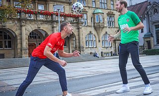 Theesens Ole Schürmann (l.) und Dornbergs Jannis Bölt lassen den Ball fürs Foto auch im Zentrum von Bielefeld tanzen. - Sarah Jonek Theesens Ole Schürmann (l.) und Dornbergs Jannis Bölt lassen den Ball fürs Foto auch im Zentrum von Bielefeld tanzen. - Sarah Jonek