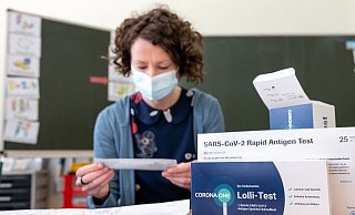 Die Lolli-Tests sind einfach, bereiten der Stadt aber auch viel Arbeit. - picture alliance Die Lolli-Tests sind einfach, bereiten der Stadt aber auch viel Arbeit. - picture alliance
