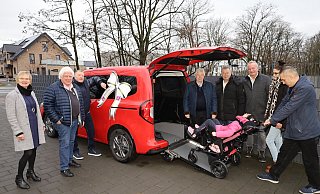 Die achtjährige Maria, ihre Eltern (r.) und die Teilhabe-Fachberaterin Jutta Vormberg (l.) freuen sich über die Auto-Spende der „Hövelsteiner“ (v. l.) Reinhard Berenbrinker, Johannes Meier, Vorsitzender Hermann-Josef Hüser, Günter Krukenmeier und Christian Pollmeier. - Regina Brucksch Die achtjährige Maria, ihre Eltern (r.) und die Teilhabe-Fachberaterin Jutta Vormberg (l.) freuen sich über die Auto-Spende der „Hövelsteiner“ (v. l.) Reinhard Berenbrinker, Johannes Meier, Vorsitzender Hermann-Josef Hüser, Günter Krukenmeier und Christian Pollmeier. - Regina Brucksch