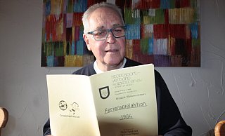 Hans-Peter Tennagel war vor 39 Jahren Initiator der Ferienspiele im Salzkottener Stadtgebiet. Dieses Jahr finden sie zum 40. Mal statt. Er hält noch ein Original-Programmheft von 1984 in den Händen. - Uwe Müller Hans-Peter Tennagel war vor 39 Jahren Initiator der Ferienspiele im Salzkottener Stadtgebiet. Dieses Jahr finden sie zum 40. Mal statt. Er hält noch ein Original-Programmheft von 1984 in den Händen. - Uwe Müller