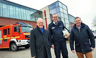 Bielefelds Oberbürgermeister Pit Clausen (l.) und Herfords Stadtoberhaupt Tim Kähler (r.) haben mit Carsten Kroll die Feuerwehr in ihre Mitte genommen. Sie stehen vor der Wache Nord an der Herforder Straße. - Barbara Franke Bielefelds Oberbürgermeister Pit Clausen (l.) und Herfords Stadtoberhaupt Tim Kähler (r.) haben mit Carsten Kroll die Feuerwehr in ihre Mitte genommen. Sie stehen vor der Wache Nord an der Herforder Straße. - Barbara Franke
