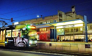 Die zweite Tat ereignete sich an der Haltestelle Stadtheider Straße. Hier soll das Opfer großes Glück gehabt haben, dass es nicht vor die Bahn ins Gleis stürzte. - Barbara Franke Die zweite Tat ereignete sich an der Haltestelle Stadtheider Straße. Hier soll das Opfer großes Glück gehabt haben, dass es nicht vor die Bahn ins Gleis stürzte. - Barbara Franke