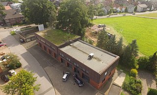 Das jetzige Feuerwehrgerätehaus stammt aus dem Jahr 1981. Es wurde 2001 in Eigenleistung erweitert. - Jens Reddeker Das jetzige Feuerwehrgerätehaus stammt aus dem Jahr 1981. Es wurde 2001 in Eigenleistung erweitert. - Jens Reddeker