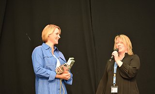 Manuela Puls (r.), Pressesprecherin der Landesgartenschau, interviewt Judith Rakers. - Manfred Bues Manuela Puls (r.), Pressesprecherin der Landesgartenschau, interviewt Judith Rakers. - Manfred Bues