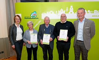 Vorsitzender Wolfgang Thorwesten (r.) und Geschäftsführerin Angelika Schäfer (l.) zeichneten (v. l.) Maria Küting, Heinrich Schulmeister und Udo Neisens jeweils für 25-jährige Mitgliedschaft im Verkehrsverein Hövelhof aus. - Ralph Meyer Vorsitzender Wolfgang Thorwesten (r.) und Geschäftsführerin Angelika Schäfer (l.) zeichneten (v. l.) Maria Küting, Heinrich Schulmeister und Udo Neisens jeweils für 25-jährige Mitgliedschaft im Verkehrsverein Hövelhof aus. - Ralph Meyer
