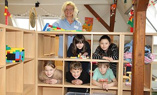Leiterin Michaela Münstermann mit - im Rahmen oben von links - Frederike, Isabella sowie unten von links Sarah, Mathias und Raphael. - Johannes Büttner Leiterin Michaela Münstermann mit - im Rahmen oben von links - Frederike, Isabella sowie unten von links Sarah, Mathias und Raphael. - Johannes Büttner