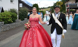 Das rote Königinnenkleid von Franziska Wegener begeistert beim Festzug durchs Dorf nicht nur König Patrick Finke. - Johannes Büttner Das rote Königinnenkleid von Franziska Wegener begeistert beim Festzug durchs Dorf nicht nur König Patrick Finke. - Johannes Büttner