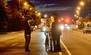Der Dummy und das Fahrrad werden an der richtigen Stelle der Fahrbahn postiert. - Wolfgang Wotke Der Dummy und das Fahrrad werden an der richtigen Stelle der Fahrbahn postiert. - Wolfgang Wotke