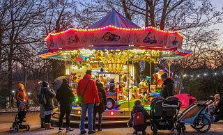 Vor allem bei Familie war der Weihnachtsmarkt mit Buden und Karussells sehr beliebt. - Sarah Jonek Vor allem bei Familie war der Weihnachtsmarkt mit Buden und Karussells sehr beliebt. - Sarah Jonek