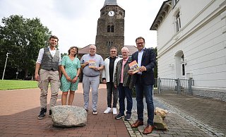 Sie setzen in diesem Jahr auf neuen Schwung beim Rehmer Markt: Christian Barnbeck (v.l), Karin Heimke, Bernd Bolte, Frank Helming, Rolf Althoff und Lars Bökenkröger. - Jörg Stuke Sie setzen in diesem Jahr auf neuen Schwung beim Rehmer Markt: Christian Barnbeck (v.l), Karin Heimke, Bernd Bolte, Frank Helming, Rolf Althoff und Lars Bökenkröger. - Jörg Stuke