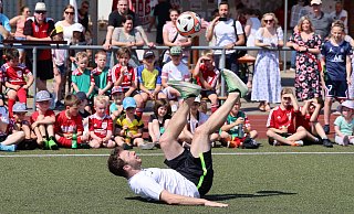 Von Mike Niidas, einem Fußball-Freestyler aus Baden-Württemberg, war das Publikum fasziniert. - M.VOGT Von Mike Niidas, einem Fußball-Freestyler aus Baden-Württemberg, war das Publikum fasziniert. - M.VOGT