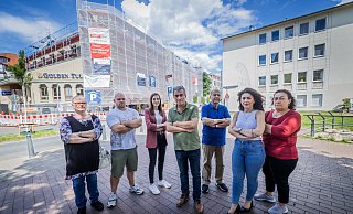 Gastro Treffen mit City-Managerin. Im Hintergrund das eingerüstete Hotel. - Sarah Jonek Gastro Treffen mit City-Managerin. Im Hintergrund das eingerüstete Hotel. - Sarah Jonek