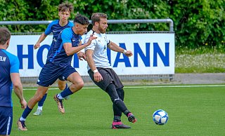 Die Ummelner (blaue Trikots) bedrängten die Eintracht-Kicker erfolgreich. - Andreas Zobe Die Ummelner (blaue Trikots) bedrängten die Eintracht-Kicker erfolgreich. - Andreas Zobe