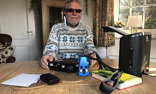 Vor Gerhard Steffen liegen verschiedenen technische Hilfsmittel, die ihm das Leben erleichtern. Ganz rechts ist das Vorlesegerät zu sehen, das Texte erkennt, die man unter die Kamera legt. - Sven Kienscherf Vor Gerhard Steffen liegen verschiedenen technische Hilfsmittel, die ihm das Leben erleichtern. Ganz rechts ist das Vorlesegerät zu sehen, das Texte erkennt, die man unter die Kamera legt. - Sven Kienscherf