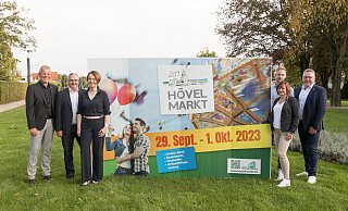 Vorfreude auf das große Fest beim Verkehrsvereins-Vorsitzenden Wolfgang Thorwesten (v. l.) und dem Vorstandsteam mit Jörn Mühlencord, Angelika Schäfer, Pascal Pöhler, Beate Przybilski und Thomas Westhof. - Verkehrsverein Hövelhof e.V. Vorfreude auf das große Fest beim Verkehrsvereins-Vorsitzenden Wolfgang Thorwesten (v. l.) und dem Vorstandsteam mit Jörn Mühlencord, Angelika Schäfer, Pascal Pöhler, Beate Przybilski und Thomas Westhof. - Verkehrsverein Hövelhof e.V.