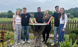 Die Regenten Niels Otto und Carina Razlaw zusammen mit Königsoffizier Max Kruse mit Hofdame Pia Müller und Königsoffizier Noah Dreier mit Hofdame Wiebke Torke. - Schützen Die Regenten Niels Otto und Carina Razlaw zusammen mit Königsoffizier Max Kruse mit Hofdame Pia Müller und Königsoffizier Noah Dreier mit Hofdame Wiebke Torke. - Schützen