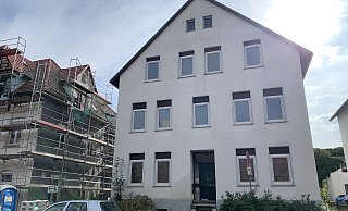Während nebenan saniert wird, steht das Mehrfamilienhaus in zentraler Lage hinterm Klinikum Mitte schon lange leer - und verwahrlost zunehmend. - Ivonne Michel Während nebenan saniert wird, steht das Mehrfamilienhaus in zentraler Lage hinterm Klinikum Mitte schon lange leer - und verwahrlost zunehmend. - Ivonne Michel
